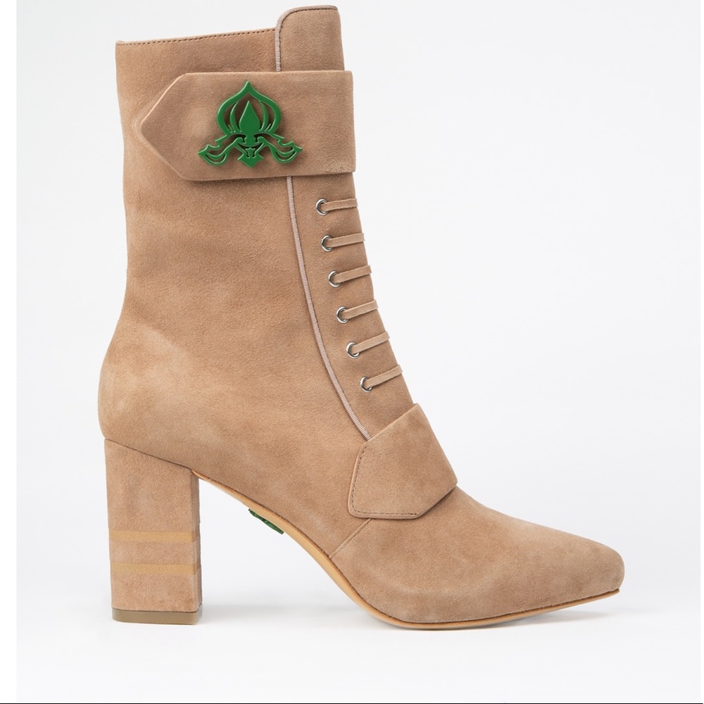 Chic Tan Suede Heeled Boots with Green Accent
